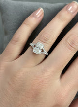 將圖片載入圖庫檢視器 Elongated Radiant-cut Diamond Engagement Ring
