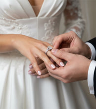 將圖片載入圖庫檢視器 Elongated Radiant-cut Diamond Engagement Ring
