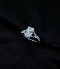 將圖片載入圖庫檢視器 Elongated Radiant-cut Diamond Engagement Ring
