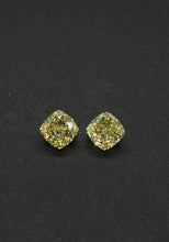 Muat gambar ke penampil Galeri, Rare Perfect Matching Pair of Natural Fancy Yellow Diamonds (unmounted)
