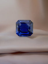 Muat gambar ke penampil Galeri, Rare Unheated Emerald cut Sapphire 2.13cts
