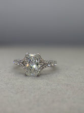 將圖片載入圖庫檢視器 Elongated Radiant-cut Diamond Engagement Ring
