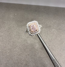 將影片載入圖庫檢視器並播放，Natural Fancy Light Purplish Pink Diamond Ring
