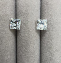 在图库查看器中加载和播放视频，Matching Pair of Princess-cut Natural Diamonds 2.00cts/2.01cts
