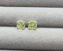 在图库查看器中加载和播放视频，Rare Perfect Matching Pair of Natural Fancy Yellow Diamonds 1.70cts/1.72cts

