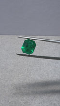 Load and play video in Gallery viewer, Colombian Emerald 2.13cts
