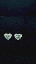 將影片載入圖庫檢視器並播放，Pair of Heart shape Natural Diamonds 0.71cts/0.71cts, GIA certified
